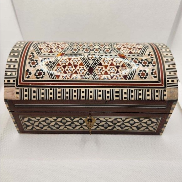 Egyptian Mother of Pearl Jewel Box with Lock and Key - Picture 2 of 15